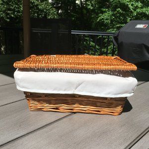 VINTAGE WICKER BASKET WITH LID & LINING